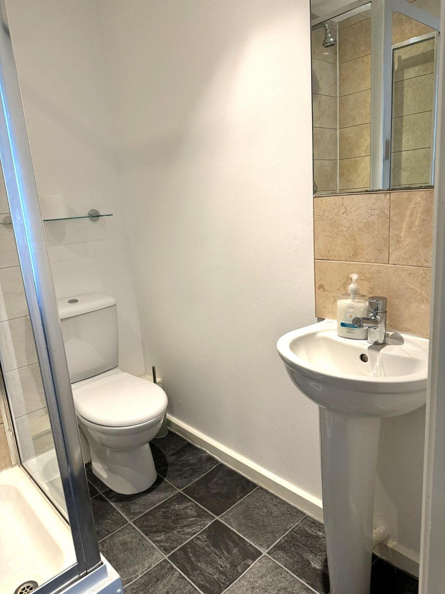 2 Bed Ensuite With Balcony And Free Onsite Secure Parking Manchester Luaran gambar